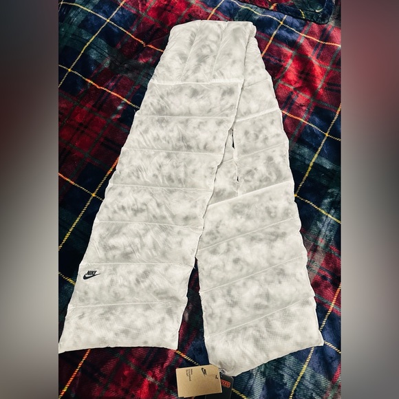 Nike Insulated Scarf- full length- packable and lightweight NWT - Picture 1 of 9